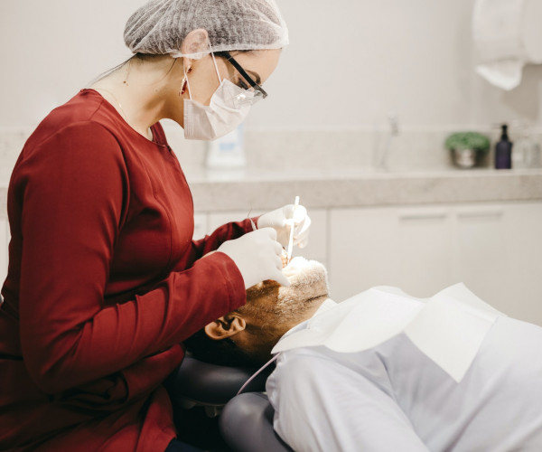 Dentisterie cosmétique – Implants dentaires et blanchiment des dents